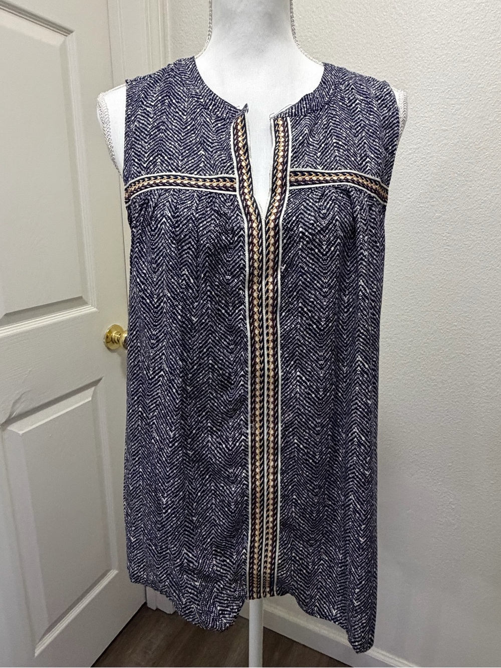 DR2 navy and white sleeveless blouse with embroidered detail,medium